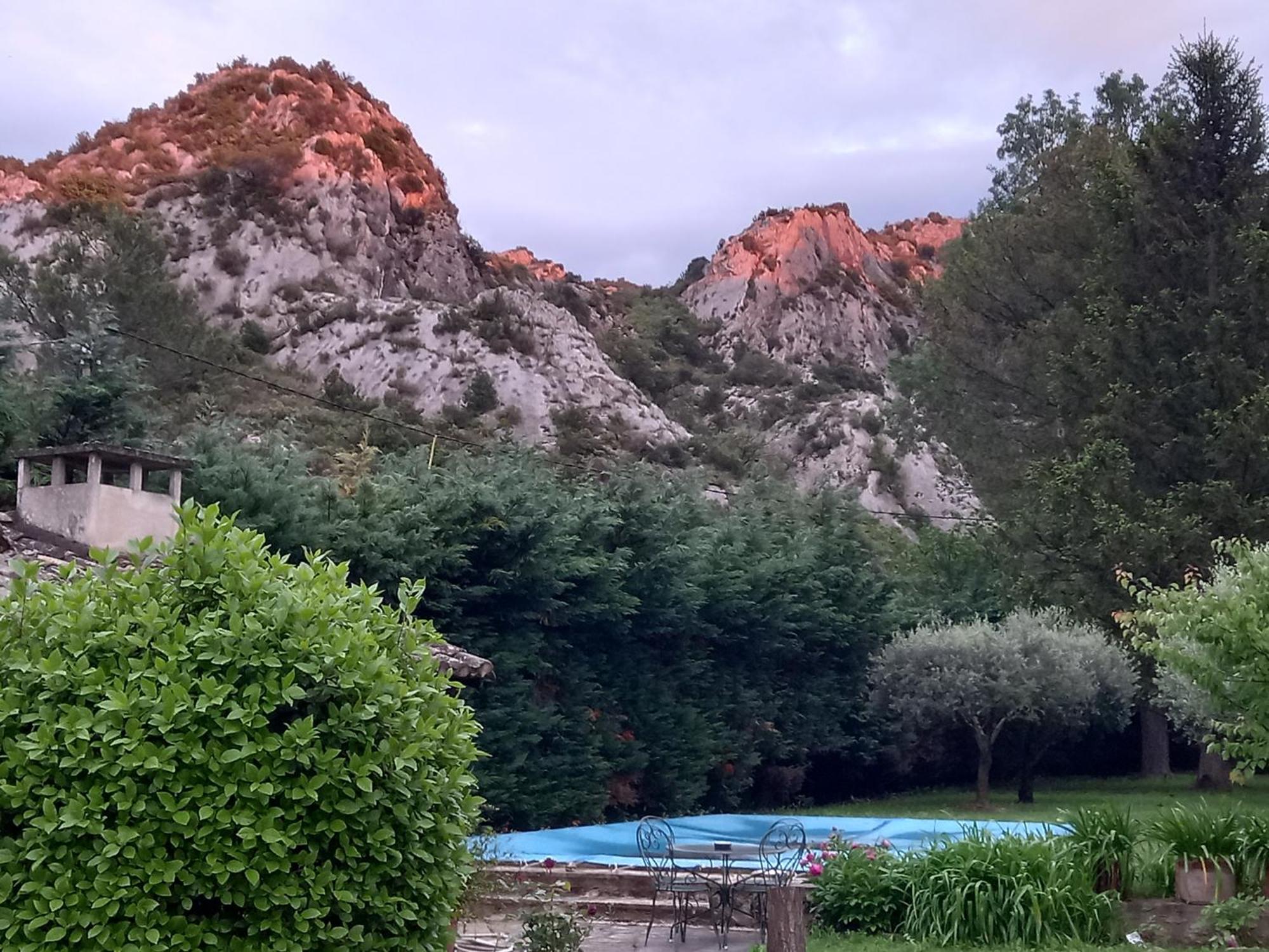 La Roulotte Du Petit Paradis Saint-Rémy-de-Provence エクステリア 写真